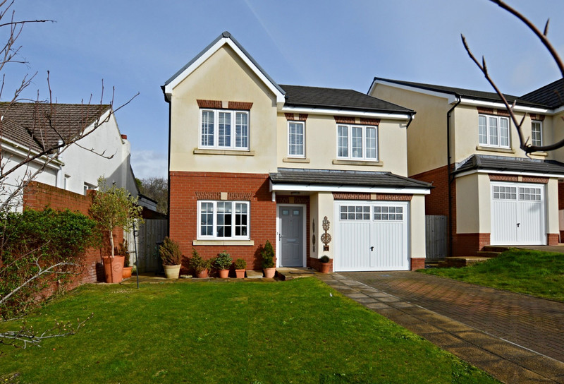 A modern; Executive style Detached Family House situated on the outskirts of Newton Abbot and enjoying views to the distant hills and Dartmoor.