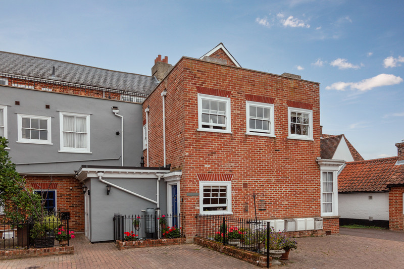 A superbly located apartment in central Woodbridge offering spacious accommodation including two bedrooms, a large open plan living area, study area and parking.