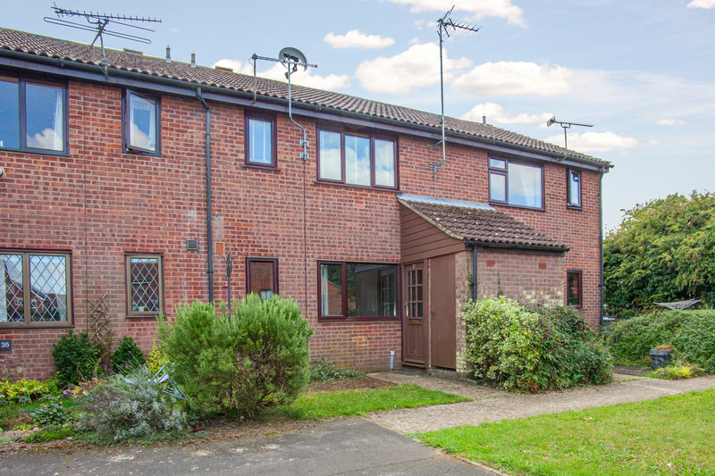 A Ground Floor Maisonette on the outskirts of Woodbridge. The property benefits from double glazing, fitted kitchen, small front garden, allocated PARKING and a further communal garden area to the side of the block. An ideal first time buy or...