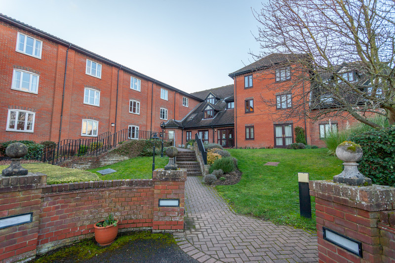 A top- floor one bedroom retirement apartment located in the town centre within easy reach of the Thoroughfare, the river Deben, and the wide range of amenities on offer in Woodbridge.