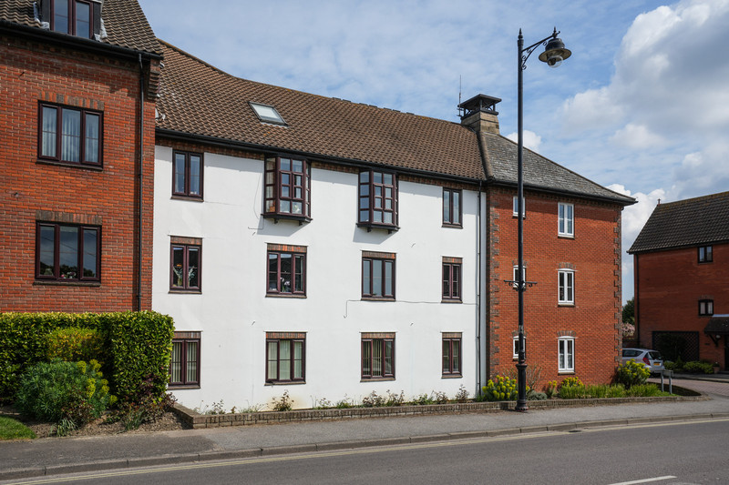 A GROUND FLOOR one bedroom retirement apartment for the over 55's located in the town centre within easy reach of the Thoroughfare, River Deben, and the wide range of shops and amenities on offer in Woodbridge.