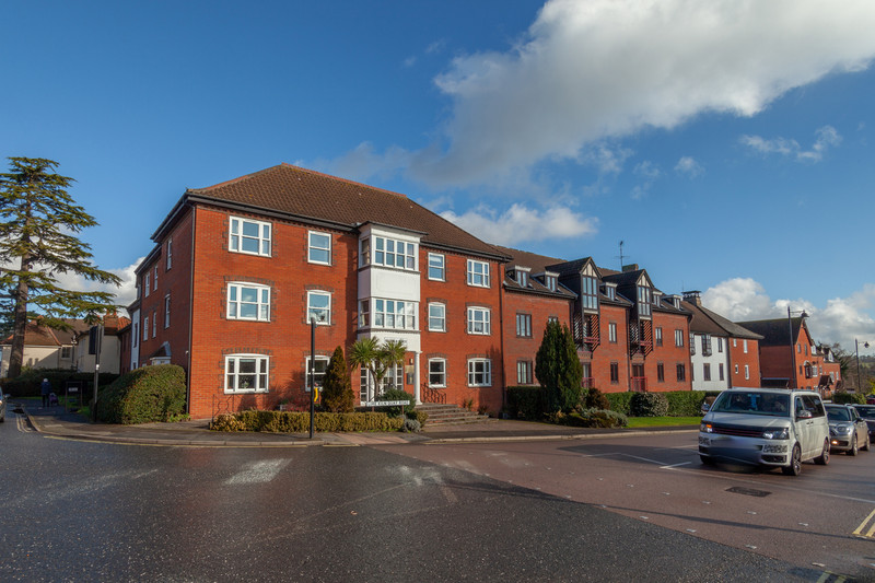 A well presented and wonderfully light ground floor apartment for residents of 55 years and over. The property has a contemporary shower room and modern kitchen and is available with no onward chain.