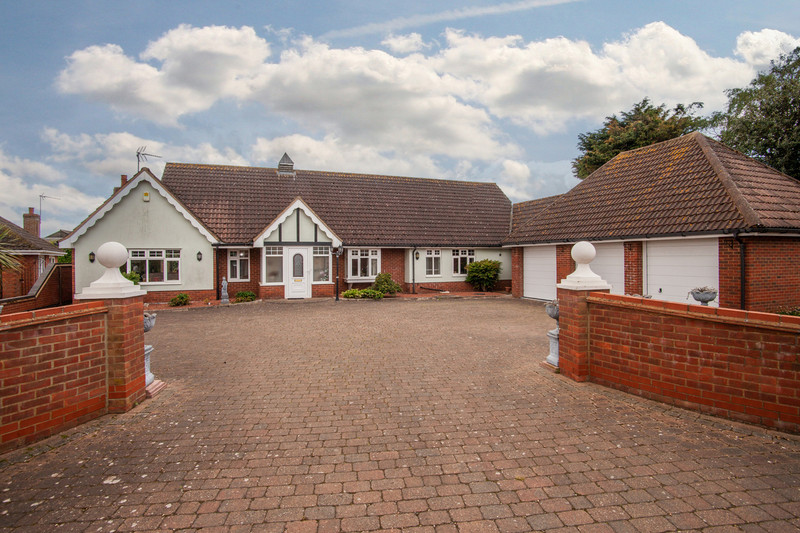 An exceptional single storey family home in a cul-de-sac position offering beautifully maintained and very spacious accommodation and garden. There's a triple garage, driveway and the property is available with no onward chain.