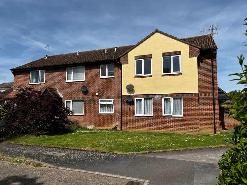A first floor studio flat in a popular location on the outskirts of Woodbridge. Perfect for a first time buyer this is a great way to get a foot on the ladder. There's a good-sized living area, kitchen, bathroom and parking...