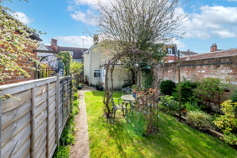 A superbly located cottage with two double bedrooms and a garage offering easy access to the array of amenities and shopping that Woodbridge has to offer.