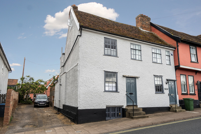 A charming and beautifully presented centrally located grade II listed cottage with accommodation arranged over four floors. Situated just a stones throw from the Market Hill, the property has been recently refurbished and has a delightful rear...