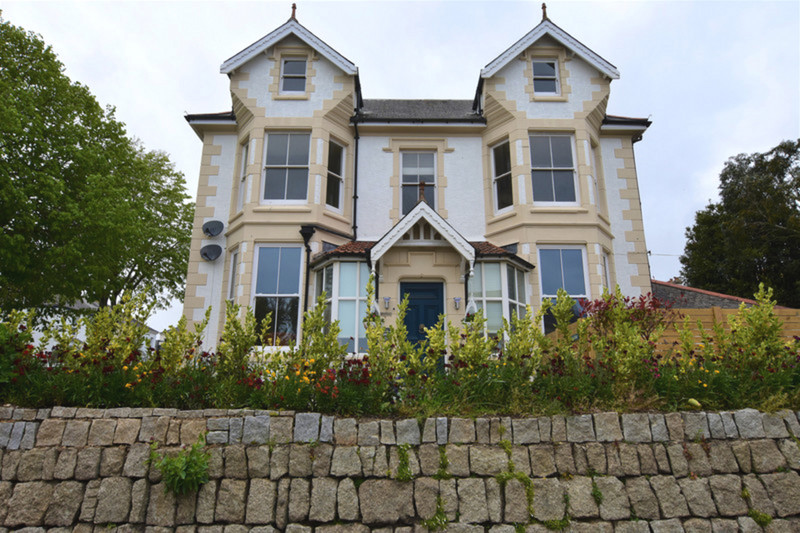 CURRENTLY BEING MODERNISED - A fantastic opportunity to get in quick before all work is complete. This spacious apartment has accommodation arranged over three floors.