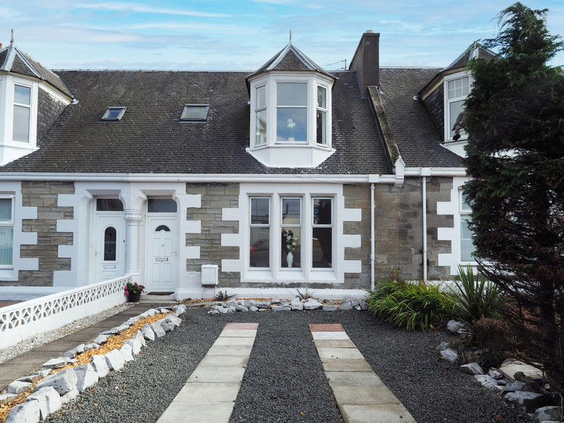 Spacious extended property hall, 2 reception rooms, fitted kitchen, family area, bathroom, 3 bedrooms & 2 shower rooms. GCH & DG Well-maintained gardens to front and rear. Viewing advised to fully appreciate this lovely family home.