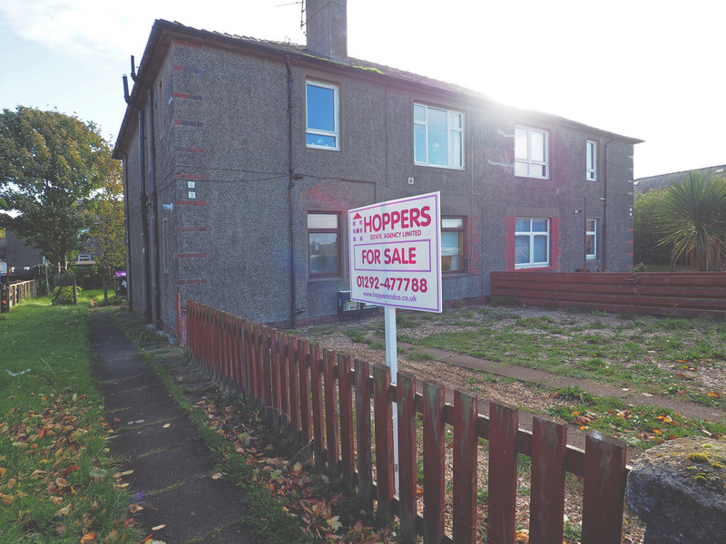 Hoppers present this 2-bed ground floor flat, in a quiet cul-de-sac near local shops and transport links featuring off-road parking. The flat requires some TLC and to that respect offers a blank canvas. The home benefits from ample storage and...