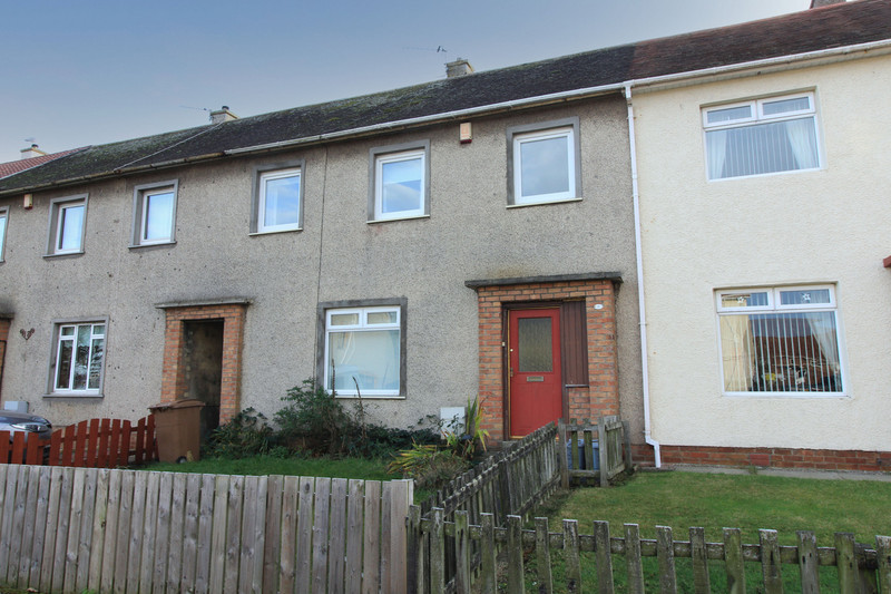 Hoppers present an opportunity to add value, as a first home or investment. Comprising hall, lounge, dining kitchen on the ground floor, and 3 bedrooms and family bathroom upstairs. Benefits from DG & GCH and enclosed front and rear gardens.