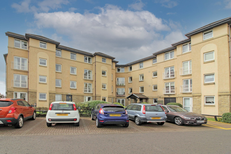 Do you want to sit in your living room and watch the sea ebb and flow? Then this is the perfect residence for you if you are a mature person. Benefiting from a lift, this custom built one-bedroom apartment would suit those unable to manage the stairs