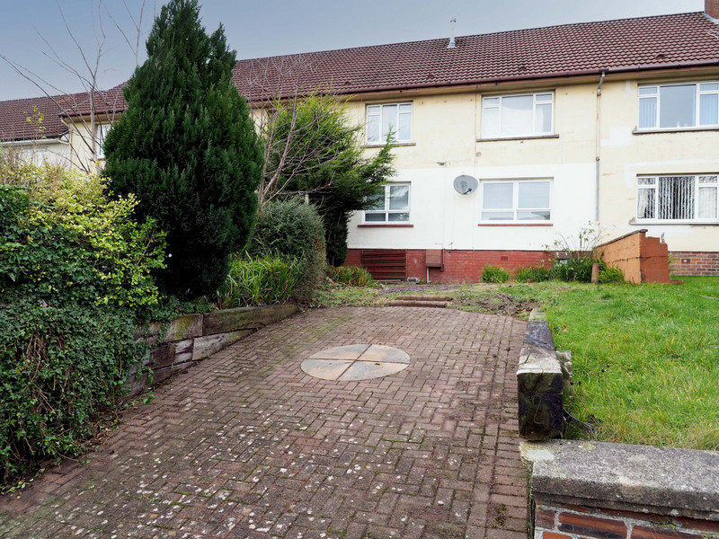 Hoppers present an immaculate 2-bedroom ground floor flat comprising entrance hall, generous lounge, modern fitted kitchen, 2 double bedrooms, modern family bathroom, a rear garden and off-street parking. Great flat, great location.