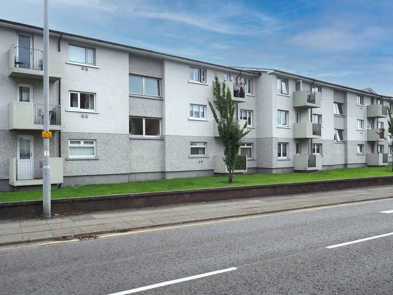 This immaculately presented 2 bedroom upper flat, well located for local amenities and transport links. Situated in a well maintained and presented close. An attractive family accommodation priced for both investors and FTBs. alike.