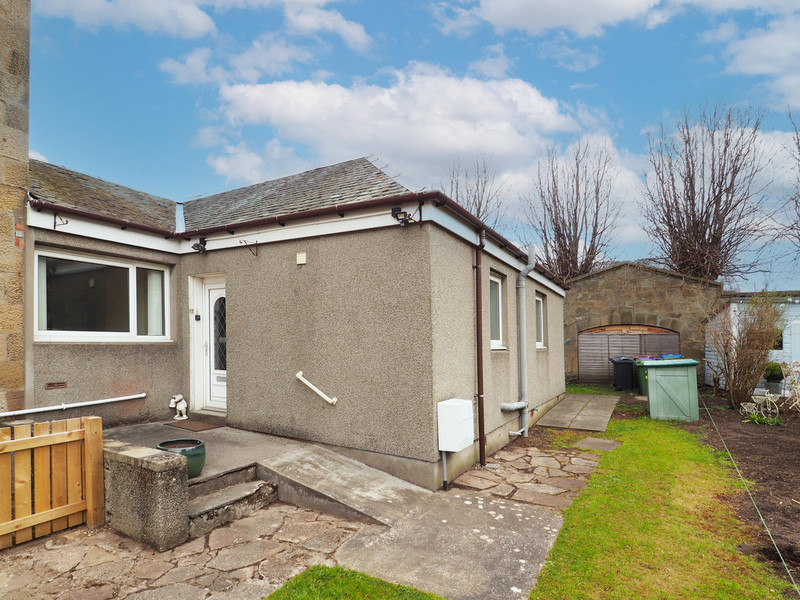 Elegantly presented 1 bedroom bungalow, in an often-overlooked position close to Prestwick Town Centre. Comprising a spacious West-facing Garden, a conservatory, GCH & DG., modern kitchen with dining area, a generous bedroom and bright wet room.