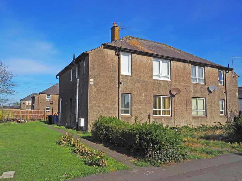 Hoppers present this 2-bed ground floor flat in a quiet location near local shops and transport links. The flat requires some TLC and updating but the accommodation benefits from ample storage and represents a good buy for both investors and FTBs.