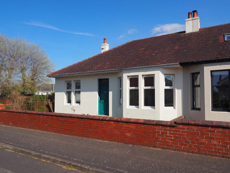 Hoppers present this 3-bed semi-detached bungalow with floored attic space, in a quiet and popular location.
**CLOSING DATE TUESDAY 17 MAY @ 12.00 PM**