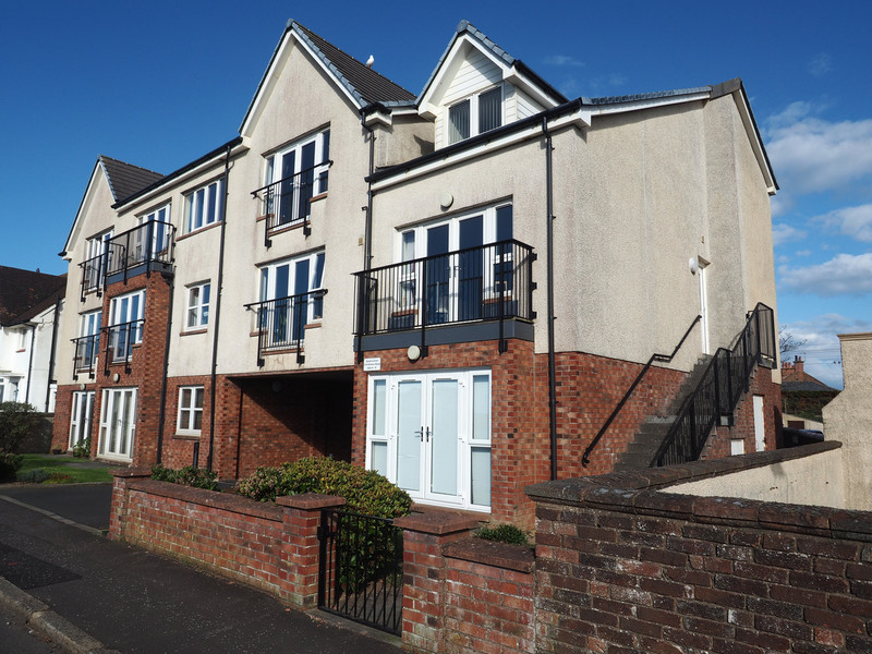 ** CLOSING DATE FOR OFFERS FRIDAY 6TH MAY AT 12 NOON **
1 bedroom ground floor apartment with private entry, located in a sought-after location, near the beach & short walk to Prestwick’s thriving Town Centre.