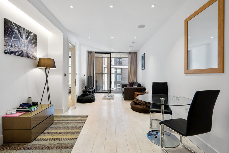 A Spectacular One Bedroom Apartment Situated With Waterside Development