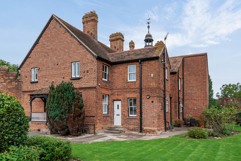 A well-presented one bedroom apartment located close to Old Windsor village centre in a retirement-style development consisting of grand period buildings and beautiful communal grounds.