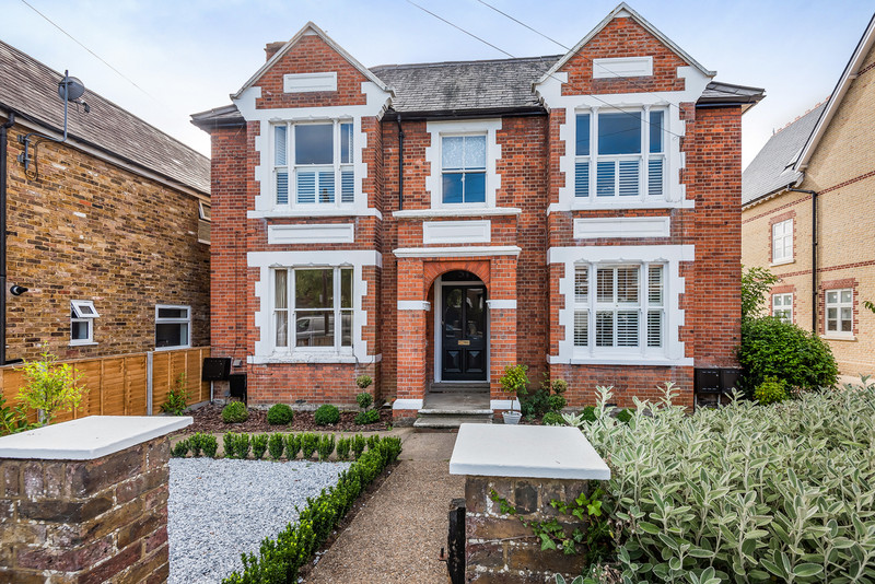 A beautifully renovated two bedroom apartment situated in a sought after town centre location just a short walk from the high street, available for short-term rental.