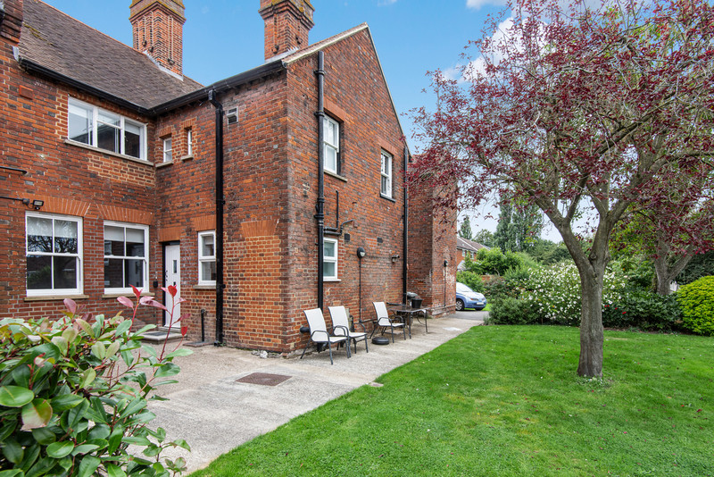 A well-presented one bedroom apartment located close to Old Windsor village centre in a retirement-style development consisting of grand period buildings and beautiful communal grounds. Please note there is no allocated parking with this property.