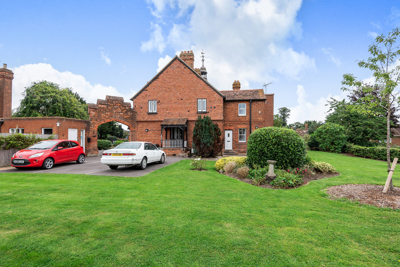 A well-presented one bedroom apartment located close to Old Windsor village centre in a retirement-style development consisting of grand period buildings and beautiful communal grounds.
