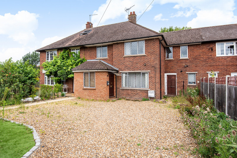 A four bedroom terraced house in need of modernisation situated to the west of Windsor approximately 1.5 miles from the town centre. The property benefits from a large driveway, good size rear garden and has great potential to extend (stpp)
