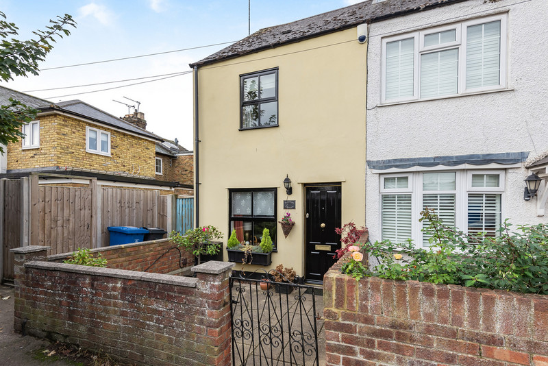 A well-presented Victorian cottage situated in a quiet residential location in Windsor town centre, just a short walk from the shops, restaurants and train stations.