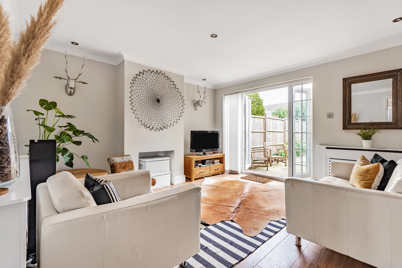 A beautifully presented four bedroom end of terrace, stylishly renovated to provide flexible living accommodation in a quiet cul-de-sac to the west of Windsor, well located for local schools and within easy reach of the town centre.