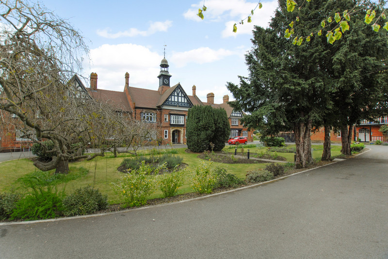 A well-presented studio apartment located close to Old Windsor village centre in a retirement-style development consisting of grand period buildings and beautiful communal grounds.