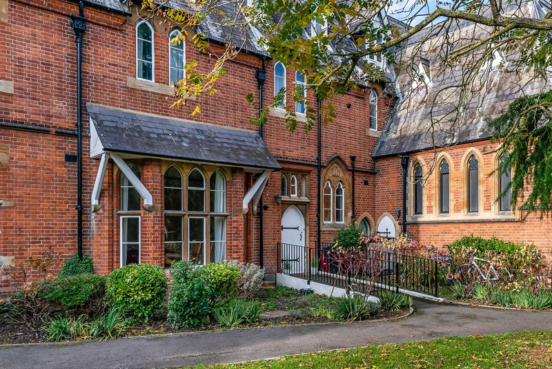 A beautifully presented ground floor apartment with its own entrance in a sought after gated development off Hatch Lane, just a mile from Windsor town centre within walking distance to the shops, restaurants and mainline railway stations.