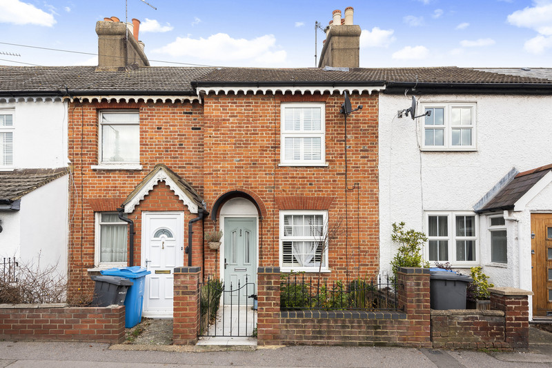 A well-presented two bedroom Victorian terraced house within walking distance of Windsor town centre and the Great Park, offered with no onward chain making an ideal investment or first time purchase.