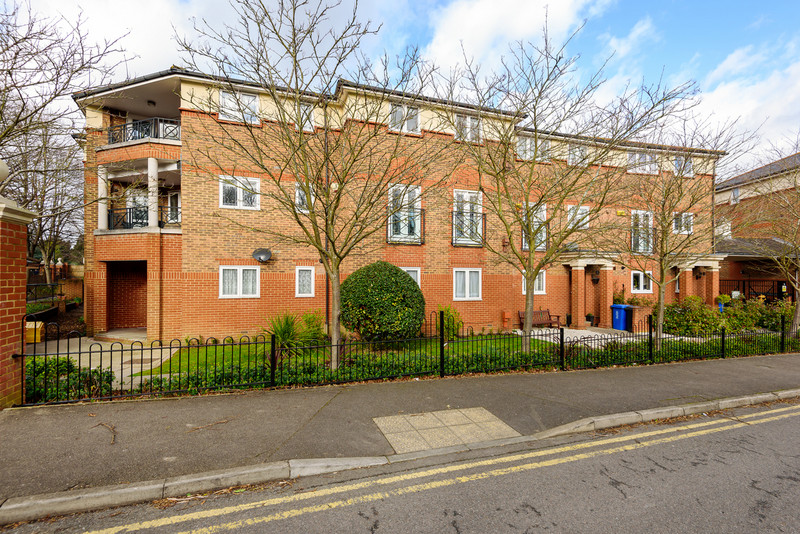 A spacious three bedroom ground floor apartment in a popular town centre development, just a short distance from the Long Walk and within easy reach of the train stations.