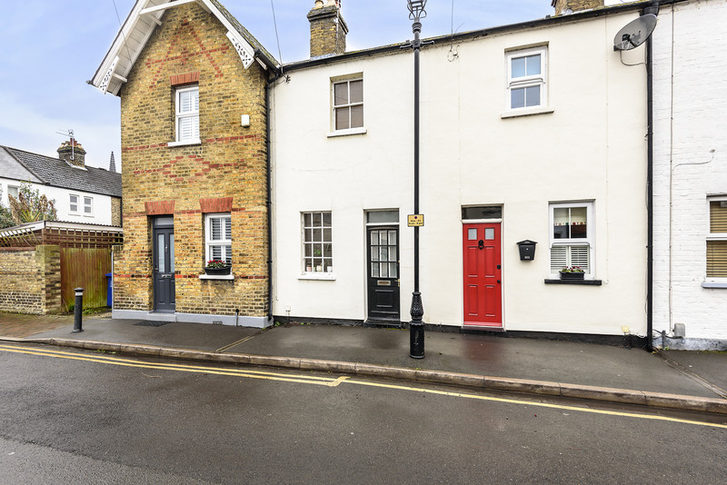 A two bedroom Victorian cottage situated on a sought after residential street in Windsor's town centre, just a short walk from the River Thames and both mainline railway stations.