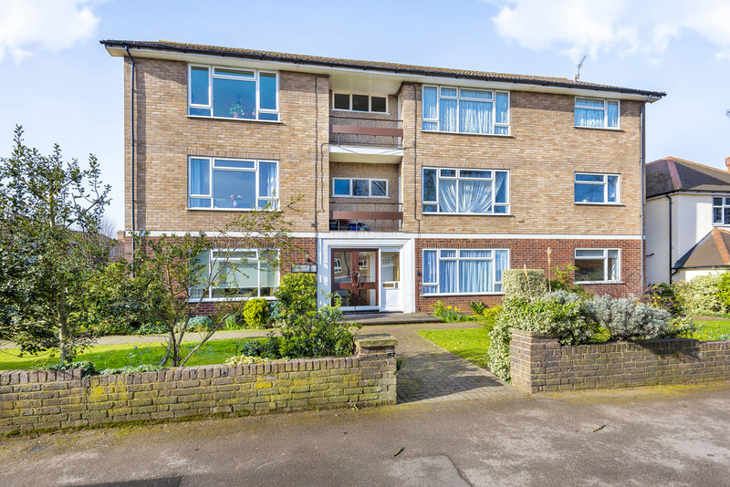 A bright and modern ground floor apartment just a short walk from shops, restaurants and train stations in Windsor town centre. The property features two double bedrooms, a modern kitchen and bathroom with the benefit of a garage and off-street...
