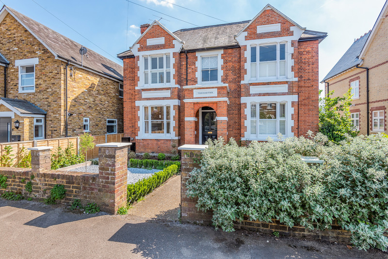 A fantastic character two bedroom apartment situated in a sought after town centre location just a short walk from the high street, available unfurnished immediately.