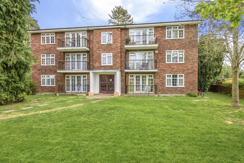 A well presented first floor apartment situated in a popular development to the west of Windsor, close to the racecourse and within walking distance of many local amenitites