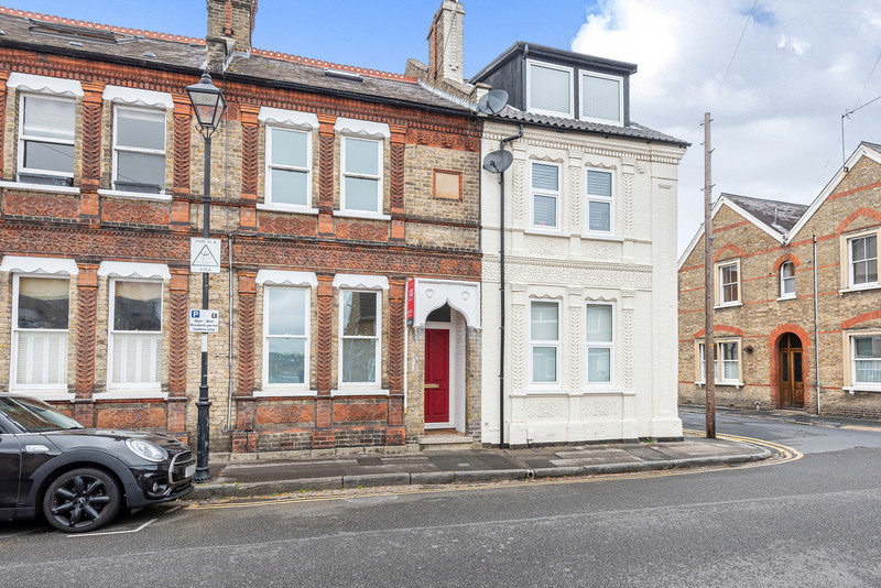A contemporary and well-presented Victorian terraced house situated on a sought after residential road in Windsor's town centre, just a short walk from the Windsor Great Park and easily commutable to both mainline railway stations.