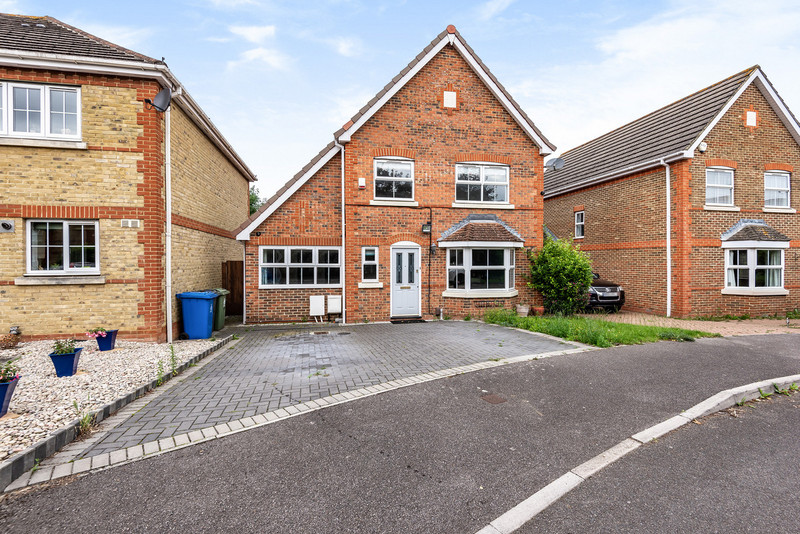 A modern five bedroom detached house situated in a quiet cul-de-sac on the outskirts of Windsor, well located close to local schools and within easy reach of the town centre.