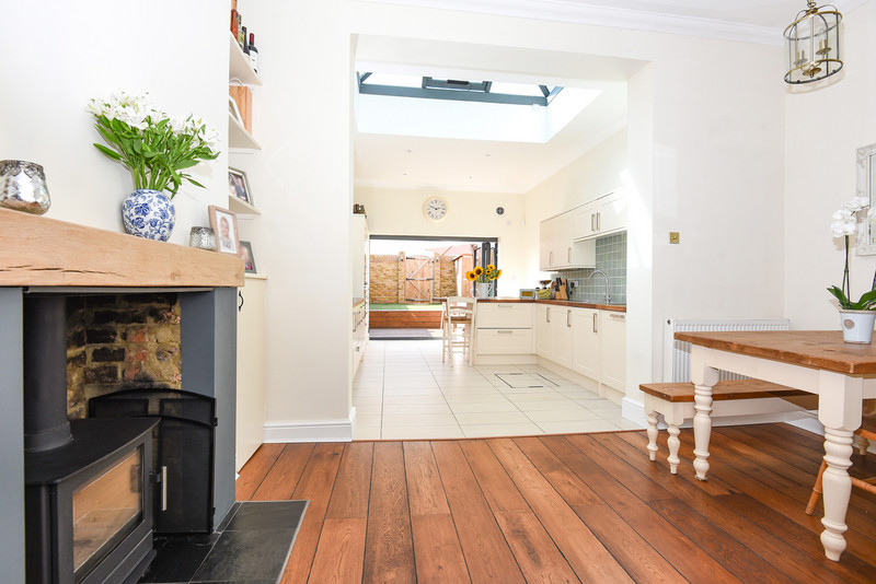 A contemporary and well-presented three bedroom Victorian terraced house situated on a sought after residential road in Windsor's town centre, just a short walk from the river and both mainline railway stations.