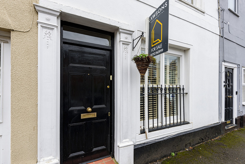 A contemporary and well-presented three bedroom Victorian terraced house situated on a sought after residential road in Windsor's town centre, just a short walk from the river and both mainline railway stations.
