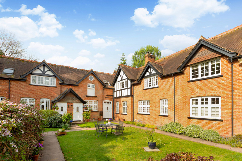 A contemporary ground floor maisonette situated in a charming former coach-house, just a short distance from Windsor town centre.