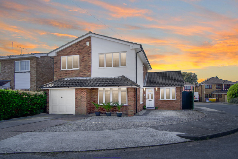 Welcome to Marlin Close in Daws Heath a perfect home for your growing family with three reception rooms and four bedrooms whilst being just a short walk from lovely woodland walks, local shop and bus routes.