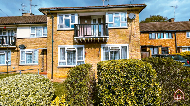 Available immediately is this well presented spacious one bedroom first floor apartment with own garden, located close to Shenfield Station.