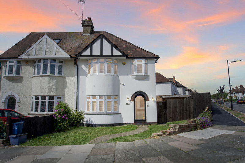 Guide Price £600,000 - £650,000
Welcome to the Boulevard. This stunning semi-detached home is set on a corner plot in The Highlands Estate. The property is within walking distance to Leigh Stn, Leigh Broadway and catchment for Westleigh School.
