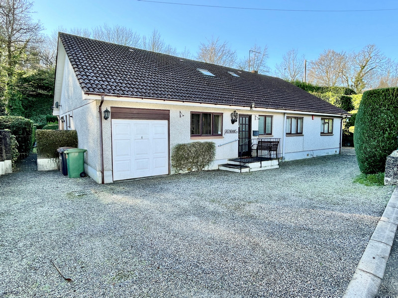 A substantial detached property situated on a private road. Hallway, kitchen/breakfast room, living/dining room, four double bedrooms, en suite, two additional shower rooms, family bathroom, integral garage, large driveway, generous plot, no onward...