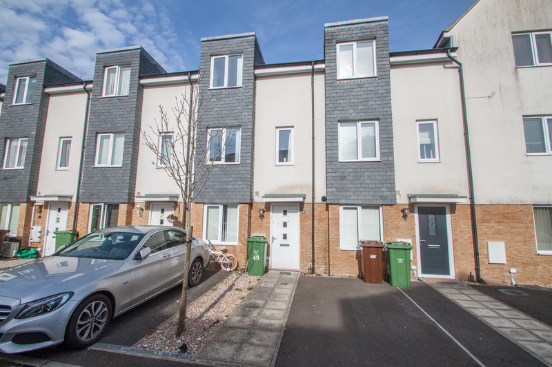 BUY TO LET PURCHASERS ONLY! Current rent is in excess of £1000 PCM. Spacious terrace town house, sought after cul-de-sac. Hall, lounge, kitchen/diner, four bedrooms (master with EN-SUITE shower room) family bathroom, garden, driveway. PVCu DG, GCH.