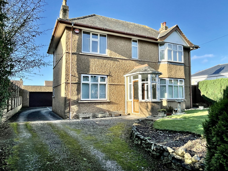 A 1930's, three bedroom, detached property requiring modernisation set within this highly regarded location with a lovely, large level garden, being close to Tesco, Dartmoor & Derriford Hospital. Private drive, double garage and no onward chain.