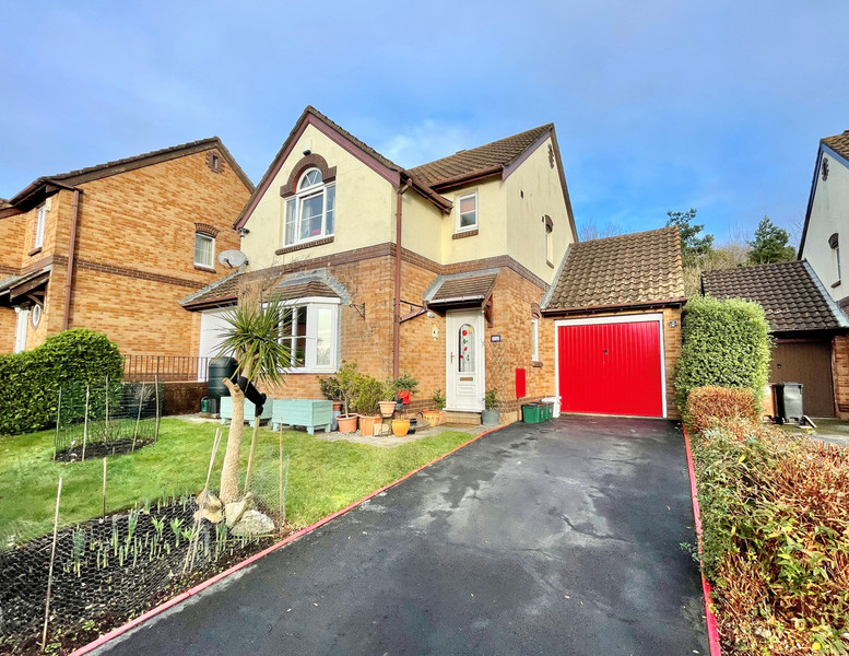 A spacious three double bedroom detached property backing onto woodland. Hall, Kitchen/Diner, Utility, Cloakroom, Three Double Bedrooms, Master En Suite, Family Bathroom, Gardens, Garage & Driveway, PVCu DG, GCH.