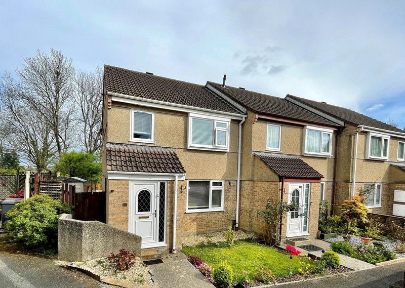 A spacious, three bedroom, end terrace property in an off road position backing onto countryside. Hall, Lounge, Kitchen/Diner, Bathroom, Level Gardens, Garage, PVCu D/G, GCH.
